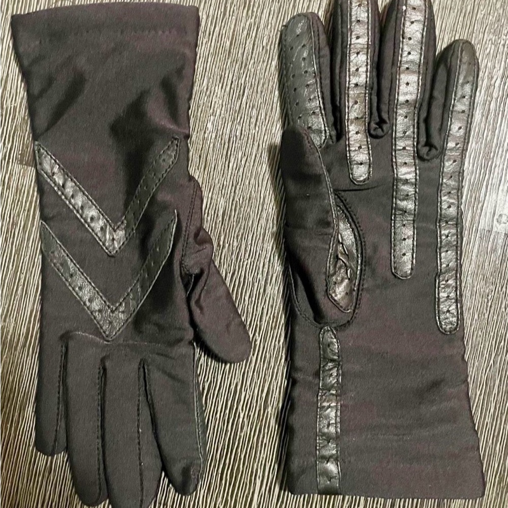 Isotoner Black Gloves with Textured Accents